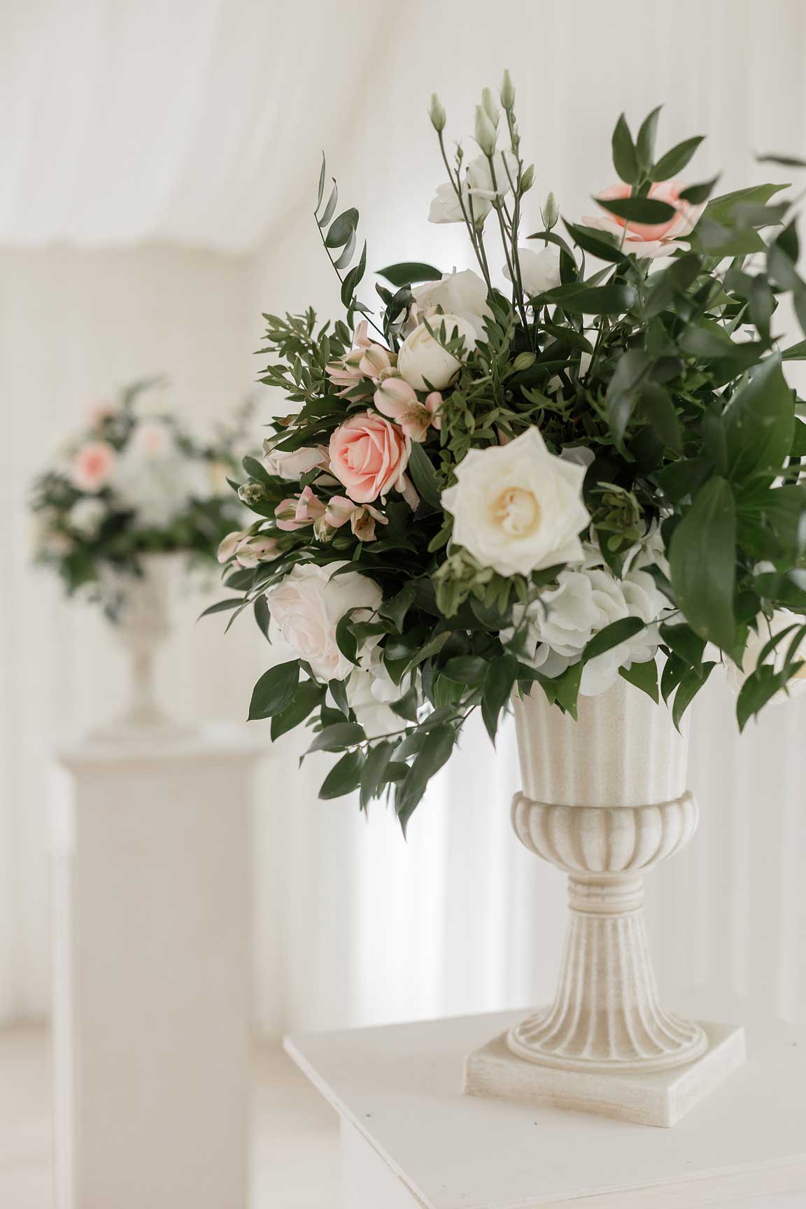 Свадебные цветы в вазах